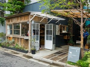 Di Kedai Kopi Mungil Dekat Stasiun Ini Ada Cafe Latte dan Scone Matcha yang Enak