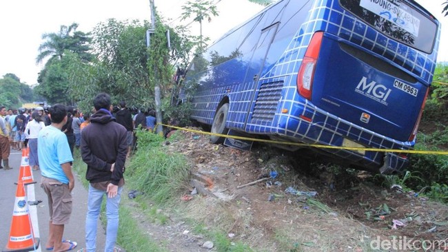 Cerita Detik-detik Bus Hantam Mobil dan Motor di Rajamandala