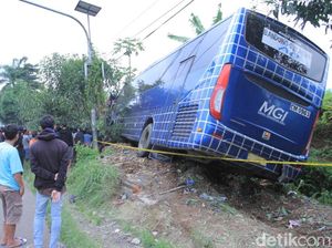 Cerita Detik-detik Bus Hantam Mobil dan Motor di Rajamandala Cerita Detik-detik Bus Hantam Mobil dan Motor di Rajamandala