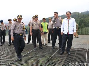 Kapolda Jabar Cek Perbaikan Jalur Puncak Pasca Longsor Kapolda Jabar Cek Perbaikan Jalur Puncak Pasca Longsor