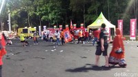 Sampah berserakan di tengah jalan ketika para suporter meninggalkan stadion. Foto: Muhammad Idris/detikSport