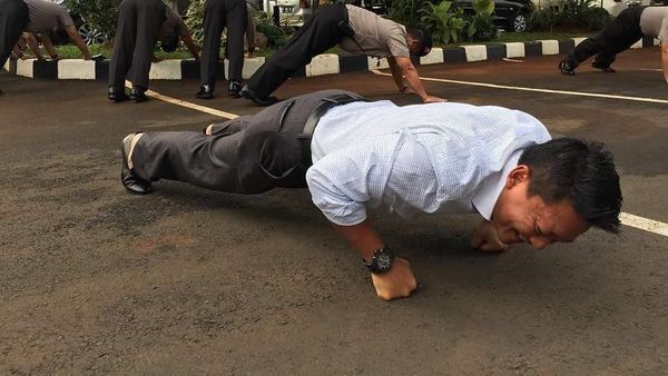 Olahraga Ala Brigjen Polisi Khrisna Murti, Caption Fotonya Bikin Ngakak