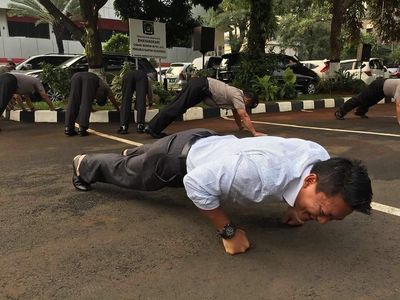 Olahraga Ala Brigjen Polisi Khrisna Murti, Caption Fotonya Bikin Ngakak