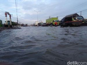 Jalur Pantura Demak Macet Akibat Rob