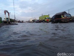 Jalur Pantura Demak Macet Akibat Rob