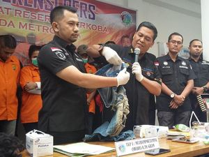 Putri Elvy Sukaesih Jadi Tersangka, Polisi Masih Telusuri Penjual Sabu Putri Elvy Sukaesih Jadi Tersangka, Polisi Masih Telusuri Penjual Sabu