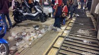 Menumpuknya sampah membuat kawasan SUGBK terlihat kumuh. Foto: Muhammad Idris/detikSport