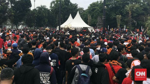 Para Jakmania di luar Stadion GBK jelang final Piala Presiden 2018. (