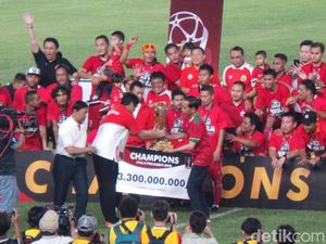 Jokowi Serahkan Piala Presiden 2018 ke Persija