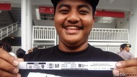 tapi, tak sedikit suporter yang masih mengantre tiket nonton di luar SUGBK.