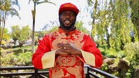 Mantan bintang Arsenal dan AS Roma, Gervinho, berbalut busana khusus ketika memberi ucapan selamat Imlek. Saat ini pemain asal Pantai Gading itu merumput di China bersama klub Hebei China Fortune. (Foto: Twitter)