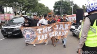 Mereka membawa atribut tim Persija.