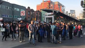 Foto: Warga Mexico Berkumpul di Jalan Usai Gempa 7,2 SR