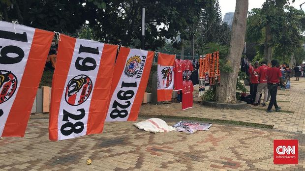 Para pedagang pernak-pernik Persija Jakarta di Stadion GBK. (