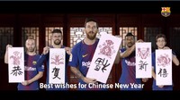 FC Barcelona mengucapkan selamat Imlek melalui Andres Iniesta, Gerard Pique, Paulinho, Sergi Roberto, Lionel Messi, dan Luis Suarez. Mereka di antaranya beraksi menulis aksara China. (Foto: fcbarcelona.com)