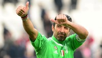 Fabio Capello pernah melatih Gianluigi Buffon sewaktu melatih Juventus. Buffon kini masih aktif bermain dan menjadi salah satu kiper terbaik dunia. (Foto: Massimo Pinca/Reuters)