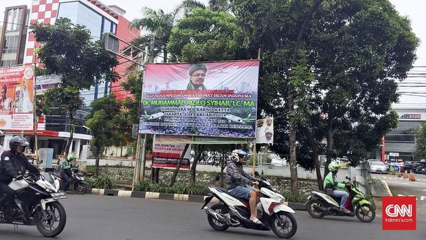 Spanduk menyambut rencana kedatangan Rizieq Shihab di salah satu ruas jalan DR Saharjo, Jakse