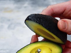 So Sweet! Ini Cara Paling Trendy Melamar Kekasih, Cincin Ditaruh Dalam Alpukat!