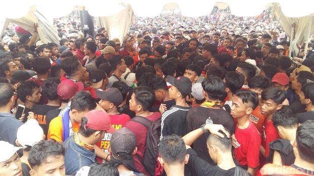 Antre di GBK Sejak Subuh, The Jakmania Ini Gagal Dapatkan Tiket Nonton  
