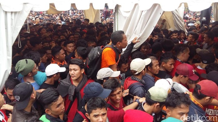 Antre di GBK Sejak Subuh, The Jakmania Ini Gagal Dapatkan Tiket Nonton