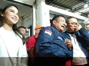 Ulah Hotman Paris Saat Dikelilingi Wanita Cantik