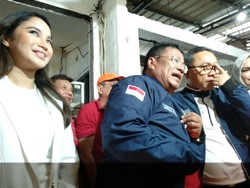 Ulah Hotman Paris Saat Dikelilingi Wanita Cantik