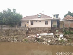 Dekat Jalan Retak, Tembok Belakang 3 Rumah di Kp Berlan Ambrol