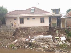 Kadis SDA Sebut Tembok Ambrol di Kampung Berlan karena Terkikis Air Kadis SDA Sebut Tembok Ambrol di Kampung Berlan karena Terkikis Air