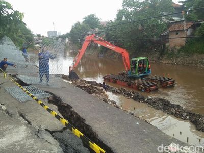 Suasana Saat Bronjong Dipasang di Lokasi Jalanan Retak Kp Berlan
