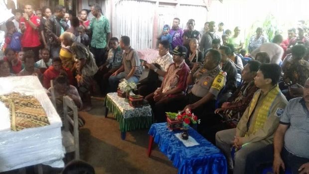 Jenazah Adelina disemayamkan di kampung halamannya.