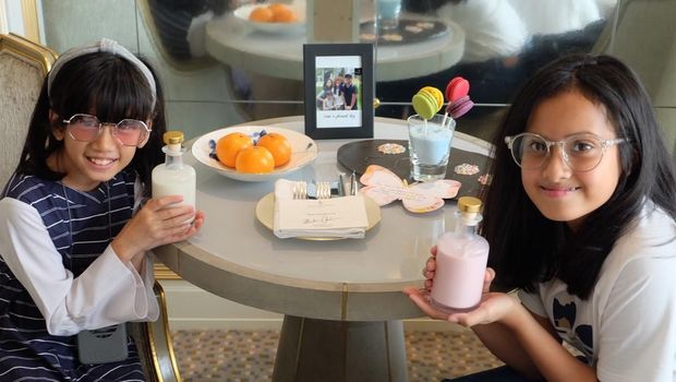 Anak-anak Ersa Mayori tengah minum susu