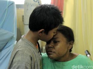 Bocah 10 Tahun di Magelang Ini Sendirian Merawat Ibunya yang Sakit