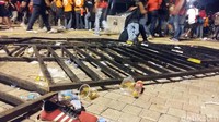 Sampah yang paling banyak terlihat adalah botol air mineral, kotak nasi, puntung rokok, hingga sandal jepit. Foto: Muhammad Idris/detikSport