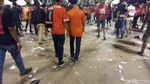 Foto: Sampah Berserakan di GBK Usai Final Piala Presiden