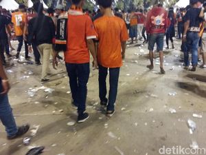 Foto: Sampah Berserakan di GBK Usai Final Piala Presiden