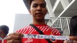 Ekspresi Bahagia The Jakmania yang Berhasil Kantongi Tiket Nonton Final Piala Presiden