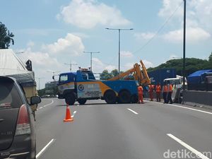 Trailer Angkut Galon Tabrak Guardrail di Tol Satelit, Lalin Macet 3Km