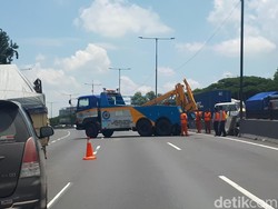 Trailer Angkut Galon Tabrak Guardrail di Tol Satelit, Lalin Macet 3Km
