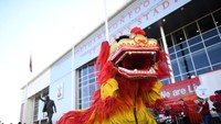 Nuansa imlek di Stadion St Marys juga sudah terasa sejak beberapa hari lalu. Ada barongsai hadir di stadion itu ketika tuan rumah Southampton menjamu Liverpool. (Foto: Michael Regan/Getty Images)