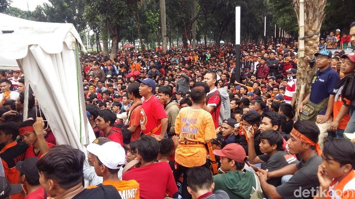 Antrean Tiket Final Piala Presiden Diwarnai Dorong-dorongan