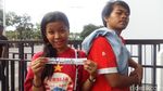 Ekspresi Bahagia The Jakmania yang Berhasil Kantongi Tiket Nonton Final Piala Presiden
