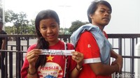 Sejumlah The Jakmania kesulitan mendapatkan tiket. Tapi, suporter Persija Jakarta ini berhasil mengantonginya.
