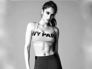 Aww! Cinta Laura Makin Seksi dan Pamer Perut Sixpack