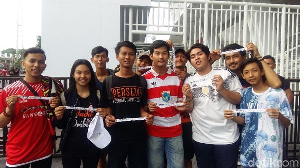 Ekspresi Bahagia The Jakmania yang Berhasil Kantongi Tiket Nonton Final Piala Presiden
