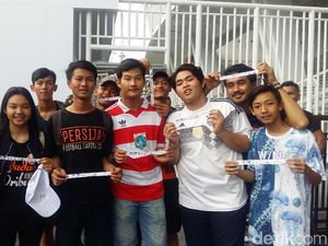 Ekspresi Bahagia The Jakmania yang Berhasil Kantongi Tiket Nonton Final Piala Presiden