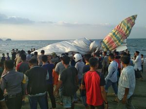 Pesawat Gubernur Aceh yang Mendarat Darurat Jadi Tontonan Warga