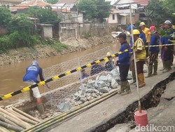 Jalanan Retak di Kp Berlan Dipasangi Bronjong oleh Pasukan Biru