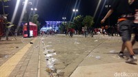 Sampah terlihat menumpuk di hampir semua sudut stadion dan jalan akses ke stadion. Foto: Muhammad Idris/detikSport