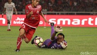 Serangan demi serangan dibangun oleh persija yang mengandalkan umpan silang kepada Simic. Upaya Persija membuahkan hasil dengan mencetak gol pada menit ke-21 lewat tandukan Simic. Gol bermula dari bola mati yang diberikan kepada Persija setelah Novri Setiawan mendapatkan tekel keras dari Andhika.