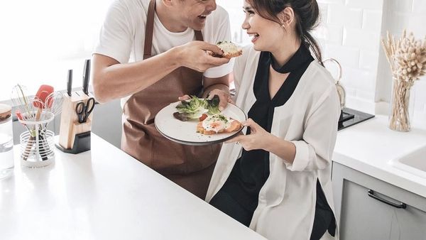 10 Pose Keren Dion Wiyoko dan Istri Saat Bersama Makanan